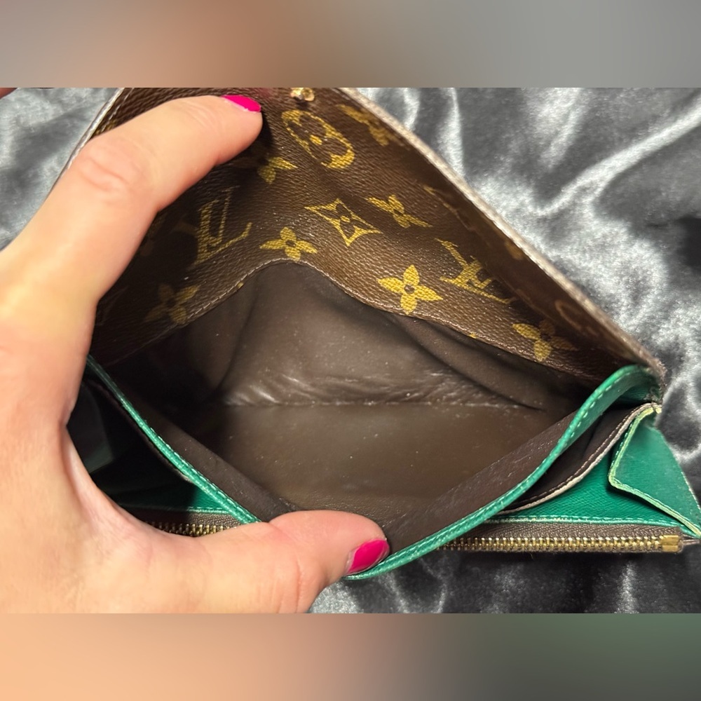 Louis Vuitton green Emilie wallet - Picture 10 of 16